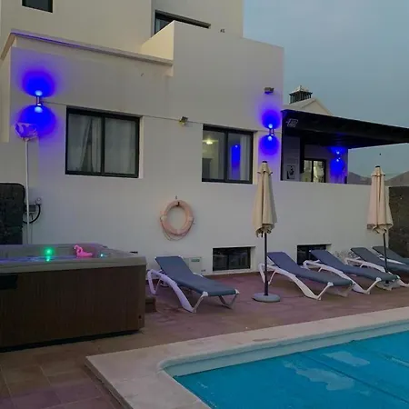 Playa Blanca Sleeps 8 With Pool Air Con And Wifi فيلة *